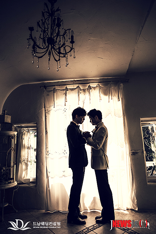 【서울=뉴시스】박영주 기자 = 9월7일 동성결혼을 앞두고 있는 영화감독 김조광수(48)씨와 레인보우팩토리 대표 김승환(29)씨 커플이 웨딩사진을 공개했다. 지난 11일 인천 강화도의 펜션에서 턱시도와 드레스를 번갈아 입어가며 찍은 것들이다. 이들은 "사회에서 남성과 여성을 구분하는 잣대가 의복이다. 그 의복으로 여성의 몸을 제한하기 때문에 그 틀 자체를 웨딩사진을 통해 깨고 싶었다. 그리고 여장을 한 것이 아니라 드레스를 입고 화장을 한 것"이라고 전했다. 또 "여성이 과거 남성의 전유물이었던 바지를 입는 것을 허용하면서 남성이 여성의 옷을 입는 것을 불쾌하게 생각하는 것 자체가 여성성에 대한 혐오다. 우리를 통해 이러한 고정관념을 바꾸고 싶다"고 말했다. 두 사람은 2004년 성소수자협회에서 처음 만나 2005년부터 교제를 시작했다. 김조 감독은 2010년 서울국제여성영화제 시상식장에서 김 대표에게 프러포즈를 했다. 야외에서 공개 결혼식을 올릴 예정이다. 축의금으로 레즈비언, 게이, 바이섹슈얼, 트랜스젠더 등 성적소수자들을 위한 무지개센터(LGBT센터)를 건립해 한국 동성애 인권운동의 전환점을 마련한다는 계획이다. 동성결혼 합법화를 투쟁도 벌인다. 한편, 김조 감독의 영화 '두 번의 결혼식과 한 번의 장례식'은 세계 최대 규모 LGBT영화제인 샌프란시스코LGBT 영화제에 초청됐다. 김조 감독과 김 대표는 영화제에 참석한 뒤 뉴욕 LGBT센터를 방문한다. gogogirl@newsis.com