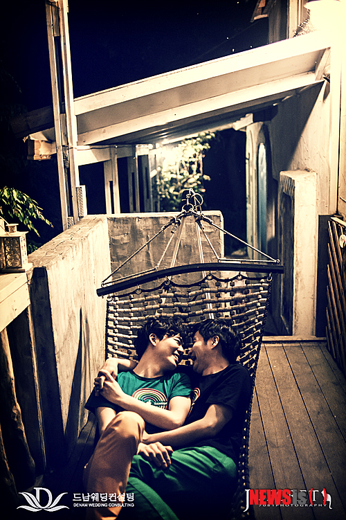 【서울=뉴시스】박영주 기자 = 9월7일 동성결혼을 앞두고 있는 영화감독 김조광수(48)씨와 레인보우팩토리 대표 김승환(29)씨 커플이 웨딩사진을 공개했다. 지난 11일 인천 강화도의 펜션에서 턱시도와 드레스를 번갈아 입어가며 찍은 것들이다. 이들은 "사회에서 남성과 여성을 구분하는 잣대가 의복이다. 그 의복으로 여성의 몸을 제한하기 때문에 그 틀 자체를 웨딩사진을 통해 깨고 싶었다. 그리고 여장을 한 것이 아니라 드레스를 입고 화장을 한 것"이라고 전했다. 또 "여성이 과거 남성의 전유물이었던 바지를 입는 것을 허용하면서 남성이 여성의 옷을 입는 것을 불쾌하게 생각하는 것 자체가 여성성에 대한 혐오다. 우리를 통해 이러한 고정관념을 바꾸고 싶다"고 말했다. 두 사람은 2004년 성소수자협회에서 처음 만나 2005년부터 교제를 시작했다. 김조 감독은 2010년 서울국제여성영화제 시상식장에서 김 대표에게 프러포즈를 했다. 야외에서 공개 결혼식을 올릴 예정이다. 축의금으로 레즈비언, 게이, 바이섹슈얼, 트랜스젠더 등 성적소수자들을 위한 무지개센터(LGBT센터)를 건립해 한국 동성애 인권운동의 전환점을 마련한다는 계획이다. 동성결혼 합법화를 투쟁도 벌인다. 한편, 김조 감독의 영화 '두 번의 결혼식과 한 번의 장례식'은 세계 최대 규모 LGBT영화제인 샌프란시스코LGBT 영화제에 초청됐다. 김조 감독과 김 대표는 영화제에 참석한 뒤 뉴욕 LGBT센터를 방문한다. gogogirl@newsis.com