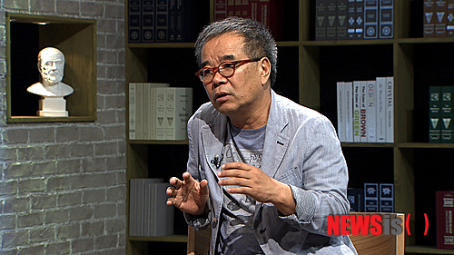 【서울=뉴시스】유상우 기자 = KTV ‘인문학 열전’이 27일 오후 4시 ‘서정시, 욕망의 시대를 열다-시인 김용택’ 편을 방송한다.&nbsp; 김용택(62)은 섬진강을 배경으로 농촌의 삶과 농민들의 모습을 노래하면서 ‘섬진강 시인’으로 알려졌다. 대표작 ‘섬진강’ ‘강 같은 세월’ 등을 비롯해 산문집 ‘섬진강 이야기’ ‘섬진강을 따라가며 보라’ 등을 통해 소박하고 아름다운 시를 선보여왔다.&nbsp; 방송에서는 지난 4월에 출간한 김씨의 시집 ‘키스를 원하지 않는 입술’을 중심으로 이야기를 나눈다. 시집에서 ‘섬진강’ 연작이 어떻게 변모했는지 설명할 예정이다.&nbsp; 과거 섬진강을 바라보던 시선이 농촌 공동체가 파괴되는 현장의 증언이었다면 ‘섬진강’ 연작에서 김씨는 도시적 정서의 거울로 섬진강을 재조명한다.&nbsp; swryu@newsis.com