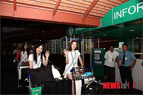 【프놈펜=뉴시스】이재훈 기자 = 월드 미스 유니버시티(WMU) 한국대회 준비위원회가 캄보디아 프놈펜으로 날아왔다.&nbsp; WMU 세계대회에 참가할 한국대표 선발에 앞서 1000명의 지원자 중 예선을 통과한 여대생 80명과 의료진 등 100여명 규모의 봉사단과 함께 입국했다.&nbsp; 26일 오후 인천공항에서 결의를 다진 일행은 5시간여 비행 끝에 프놈펜에 도착했다. 그린 팰리스 호텔에 베이스 캠프를 차렸다.&nbsp; 캄보디아의 공산주의 무장단체이던 크메르루주 정권이 노동자와 농민의 유토피아를 건설한다는 명분 아래 최대 200만명에 이르는 지식인과 부유층을 학살한 사건인 킬링필드 현장을 27일 방문하는 것을 시작으로 본격적인 활동에 들어간다.&nbsp;&nbsp; 7월2일까지 우물 파기, 의료 봉사, 초등학교 수업 등 다양한 봉사를 한다. 한복 패션쇼, 훈센 총리의 장남 훈마넷 장관이 주관하는 WMU 캄보디아대회(현지예선) 참석 등을 통해 한국을 알릴 예정이다. 캄보디아 대학생들과 경제 포럼도 연다.&nbsp; 준비위 실무총괄 이승민 단장은 "캄보디아는 빈곤국 중 하나이지만, 크메르 문명에 자부심을 가지고 있는 국가이기도 하다"면서 "원조 받던 나라에서 '한강의 기적'을 일으킨 한국을 벤치마킹하려는 중이다. 한강의 기적 정신을 전하는 동시에 활발한 문화 교류를 하는 계기가 됐으면 한다"고 기대했다.&nbsp; "문화의밤 행사를 통해 우리 대학생과 현지 대학생이 친목을 다지는 시간도 마련한다"고 덧붙였다.&nbsp;&nbsp; 오는 12월 프놈펜에서는 제27회 WMU 세계대회도 열린다. 앙코르와트 등 세계적 문화유산을 국제사회에 알리고, 젊은층의 결집을 이끌어내려는 훈센 가의 요청으로 프놈펜으로 대회장소가 결정됐다.&nbsp;&nbsp; WMU 세계대회는 세계대학생평화봉사사절단 선발을 위한 것이다. 1986년 UN 세계평화의해를 기념하는 의미도 있다.&nbsp; realpaper7@newsis.com 