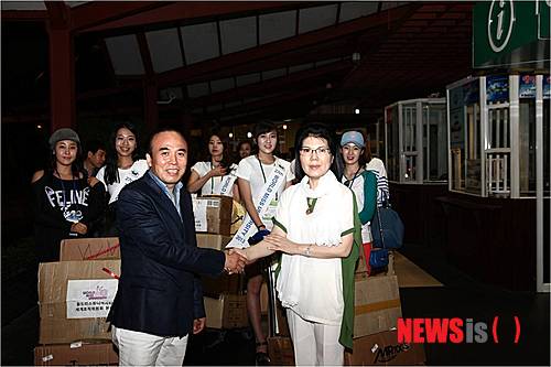 【프놈펜=뉴시스】이재훈 기자 = 월드 미스 유니버시티(WMU) 한국대회 준비위원회가 캄보디아 프놈펜으로 날아왔다.&nbsp; WMU 세계대회에 참가할 한국대표 선발에 앞서 1000명의 지원자 중 예선을 통과한 여대생 80명과 의료진 등 100여명 규모의 봉사단과 함께 입국했다.&nbsp; 26일 오후 인천공항에서 결의를 다진 일행은 5시간여 비행 끝에 프놈펜에 도착했다. 그린 팰리스 호텔에 베이스 캠프를 차렸다.&nbsp; 캄보디아의 공산주의 무장단체이던 크메르루주 정권이 노동자와 농민의 유토피아를 건설한다는 명분 아래 최대 200만명에 이르는 지식인과 부유층을 학살한 사건인 킬링필드 현장을 27일 방문하는 것을 시작으로 본격적인 활동에 들어간다.&nbsp;&nbsp; 7월2일까지 우물 파기, 의료 봉사, 초등학교 수업 등 다양한 봉사를 한다. 한복 패션쇼, 훈센 총리의 장남 훈마넷 장관이 주관하는 WMU 캄보디아대회(현지예선) 참석 등을 통해 한국을 알릴 예정이다. 캄보디아 대학생들과 경제 포럼도 연다.&nbsp; 준비위 실무총괄 이승민 단장은 "캄보디아는 빈곤국 중 하나이지만, 크메르 문명에 자부심을 가지고 있는 국가이기도 하다"면서 "원조 받던 나라에서 '한강의 기적'을 일으킨 한국을 벤치마킹하려는 중이다. 한강의 기적 정신을 전하는 동시에 활발한 문화 교류를 하는 계기가 됐으면 한다"고 기대했다.&nbsp; "문화의밤 행사를 통해 우리 대학생과 현지 대학생이 친목을 다지는 시간도 마련한다"고 덧붙였다.&nbsp;&nbsp; 오는 12월 프놈펜에서는 제27회 WMU 세계대회도 열린다. 앙코르와트 등 세계적 문화유산을 국제사회에 알리고, 젊은층의 결집을 이끌어내려는 훈센 가의 요청으로 프놈펜으로 대회장소가 결정됐다.&nbsp;&nbsp; WMU 세계대회는 세계대학생평화봉사사절단 선발을 위한 것이다. 1986년 UN 세계평화의해를 기념하는 의미도 있다.&nbsp; realpaper7@newsis.com 