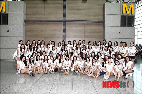 【프놈펜=뉴시스】이재훈 기자 = 월드 미스 유니버시티(WMU) 한국대회 준비위원회가 캄보디아 프놈펜으로 날아왔다.&nbsp; WMU 세계대회에 참가할 한국대표 선발에 앞서 1000명의 지원자 중 예선을 통과한 여대생 80명과 의료진 등 100여명 규모의 봉사단과 함께 입국했다.&nbsp; 26일 오후 인천공항에서 결의를 다진 일행은 5시간여 비행 끝에 프놈펜에 도착했다. 그린 팰리스 호텔에 베이스 캠프를 차렸다.&nbsp; 캄보디아의 공산주의 무장단체이던 크메르루주 정권이 노동자와 농민의 유토피아를 건설한다는 명분 아래 최대 200만명에 이르는 지식인과 부유층을 학살한 사건인 킬링필드 현장을 27일 방문하는 것을 시작으로 본격적인 활동에 들어간다.&nbsp;&nbsp; 7월2일까지 우물 파기, 의료 봉사, 초등학교 수업 등 다양한 봉사를 한다. 한복 패션쇼, 훈센 총리의 장남 훈마넷 장관이 주관하는 WMU 캄보디아대회(현지예선) 참석 등을 통해 한국을 알릴 예정이다. 캄보디아 대학생들과 경제 포럼도 연다.&nbsp; 준비위 실무총괄 이승민 단장은 "캄보디아는 빈곤국 중 하나이지만, 크메르 문명에 자부심을 가지고 있는 국가이기도 하다"면서 "원조 받던 나라에서 '한강의 기적'을 일으킨 한국을 벤치마킹하려는 중이다. 한강의 기적 정신을 전하는 동시에 활발한 문화 교류를 하는 계기가 됐으면 한다"고 기대했다.&nbsp; "문화의밤 행사를 통해 우리 대학생과 현지 대학생이 친목을 다지는 시간도 마련한다"고 덧붙였다.&nbsp;&nbsp; 오는 12월 프놈펜에서는 제27회 WMU 세계대회도 열린다. 앙코르와트 등 세계적 문화유산을 국제사회에 알리고, 젊은층의 결집을 이끌어내려는 훈센 가의 요청으로 프놈펜으로 대회장소가 결정됐다.&nbsp;&nbsp; WMU 세계대회는 세계대학생평화봉사사절단 선발을 위한 것이다. 1986년 UN 세계평화의해를 기념하는 의미도 있다.&nbsp; realpaper7@newsis.com 