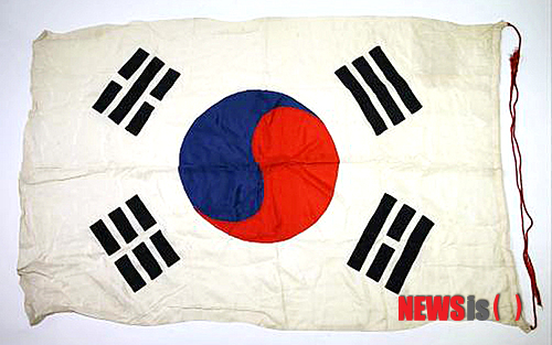 【대전=뉴시스】박희송 기자 = 문화재청은 27일 대한민국임시의정원 의장과 대한민국임시정부 국무위원 등을 역임한 김붕준 일가가 소장한 '임시정부 법규' '대한민국임시의정원 태극기' '김붕준 일가 유물' 등 3건(25점)을 문화재로 등록 예고했다. 사진은 김붕준 부인인 노영재가 지난 1940년대 전후해 제작한 '대한민국임시의정원 태극기'. 2013.06.27. (사진=문화재청 제공)&nbsp;&nbsp; photo@newsis.com&nbsp;&nbsp;&nbsp; 