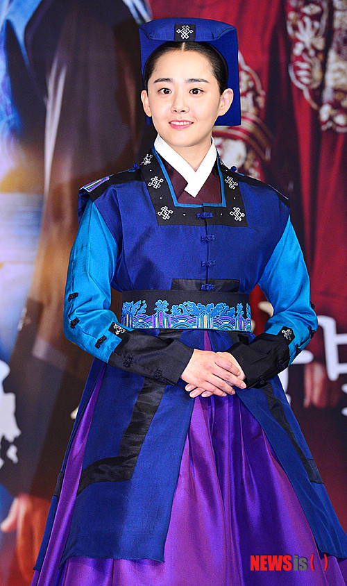 【서울=뉴시스】박문호 기자 = 배우 문근영이 27일 오후 서울 영등포 타임스퀘어 아모리스에서 열린 MBC 월화드라마 ‘불의 여신 정이’ (극본 권순규, 이서윤, 연출 박성수 정대윤) 제작발표회에서 포즈를 취하고 있다. 2013.06.27.&nbsp; go2@newsis.com 