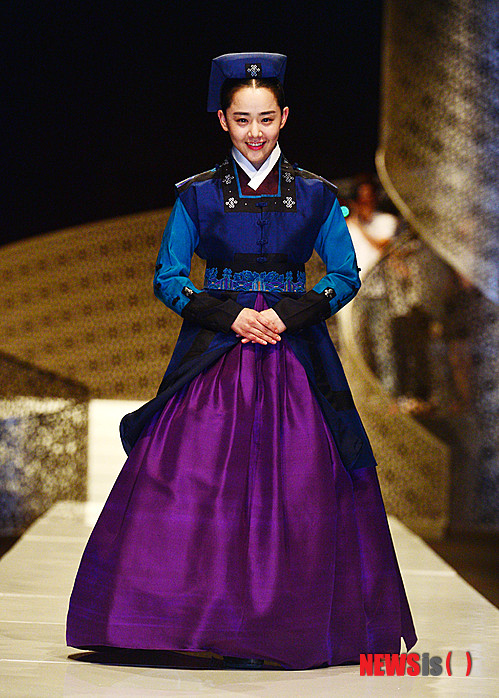 【서울=뉴시스】박문호 기자 = 27일 오후 서울 영등포 타임스퀘어 아모리스에서 열린 MBC 월화드라마 ‘불의 여신 정이’ (극본 권순규, 이서윤, 연출 박성수 정대윤) 제작발표회에 입장하고 있다. 2013.06.27.&nbsp; go2@newsis.com 