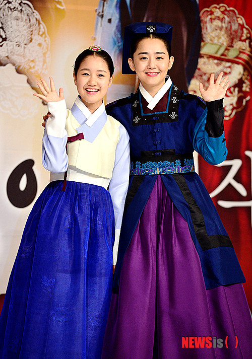 【서울=뉴시스】박문호 기자 = 배우 문근영(오른쪽)과 아역배우 진지희가 27일 오후 서울 영등포 타임스퀘어 아모리스에서 열린 MBC 월화드라마 ‘불의 여신 정이’ (극본 권순규, 이서윤, 연출 박성수 정대윤) 제작발표회에서 포즈를 취하고 있다. 2013.06.27.&nbsp; go2@newsis.com 