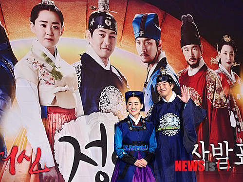 【서울=뉴시스】박문호 기자 = 배우 문근영(왼쪽)과 이상윤이 27일 오후 서울 영등포 타임스퀘어 아모리스에서 열린 MBC 월화드라마 ‘불의 여신 정이’ (극본 권순규, 이서윤, 연출 박성수 정대윤) 제작발표회에서 포즈를 취하고 있다. 2013.06.27.&nbsp; go2@newsis.com