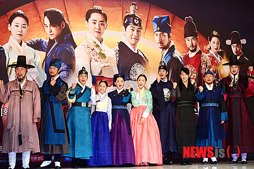 【서울=뉴시스】박문호 기자 = 27일 오후 서울 영등포 타임스퀘어 아모리스에서 열린 MBC 월화드라마 ‘불의 여신 정이’ (극본 권순규, 이서윤, 연출 박성수 정대윤) 제작발표회에서 배우들이 파이팅을 외치고 있다. 이 자리에는 배우 문근영 이상윤, 박건형, 김범, 이광수, 전광렬, 아역 배우 노영학, 진지희가 참석했다. 2013.06.27.&nbsp; go2@newsis.com 