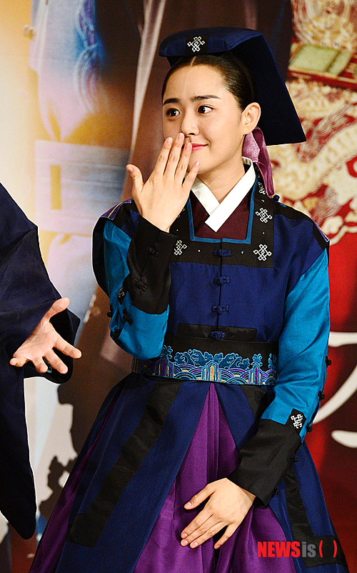 【서울=뉴시스】박문호 기자 = 배우 문근영이 27일 오후 서울 영등포 타임스퀘어 아모리스에서 열린 MBC 월화드라마 ‘불의 여신 정이’ (극본 권순규, 이서윤, 연출 박성수 정대윤) 제작발표회에서 포즈를 취하고 있다. 2013.06.27.&nbsp; go2@newsis.com 