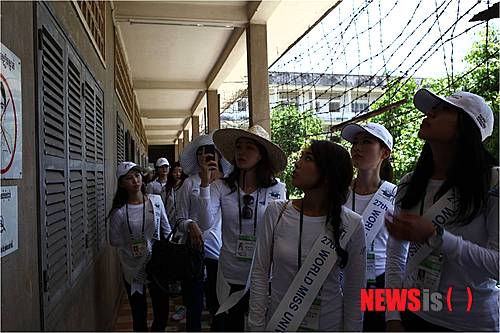 【프놈펜=뉴시스】이재훈 기자 = 지난달 제66회 칸 국제영화제에서 '주목할 만한 시선'상을 받은 영화 '미싱 픽처(The Missing Picture)'는 캄보디아 영화감독 리티 판(49)의 자전적 이야기다. 1960년대 프랑스에서 교육을 받은 마르크스주의자들이 결성한 캄보디아의 혁명파 조직인 크메르 루주 정권을 다뤘다.&nbsp; 1975년부터 79년까지 캄보디아에서 벌어진 크메르 루주 대학살의 흔적과 아픔을 담은 다큐멘터리로 클레이 애니메이션 기법을 사용했다.&nbsp; '킬링필드'는 이 아픔의 사건을 일컫는 용어다. 노동자와 농민의 유토피아를 건설한다는 명분 아래 200만 명에 이르는 지식인과 부유층이 학살당한 지역들이기도 하다. 캄보디아 전역에 500곳이 넘는 킬링필드가 있는 것으로 알려졌다.&nbsp;&nbsp; 캄보디아를 방문 중인 월드미스유니버시티(WMU) 한국대회 준비위원회(단장 이승민)는 현지 봉사활동에 앞서 27일 오후 프놈펜 지역의 킬링필드를 찾았다.&nbsp; WMU 세계대회에 참가할 한국대표 선발에 앞서 1000명의 지원자 중 예선을 통과한 여대생 80명과 의료진 등 약 120명은 엄숙한 분위기 속에서 1시간 가량 킬링필드를 둘러봤다.&nbsp; 여대생 80명은 안애원이 크메르 루주 정권의 악행과 캄보디아의 아픔을 이야기하자 탄식을 내뱉었다. 특히, 여성과 아기들이 무참히 살해당한 사실을 전해들을 때는 얼굴을 찡그리고 눈물을 글썽였다. 희생자의 목을 자르는데 사용했다는 야자수의 줄기 가장자리를 보여주자 고개를 옆으로 떨구는 이들도 있었다.&nbsp;&nbsp; 마지막으로 여대생 80명은 희생자들의 유골을 모은 위령탑에서 약 3분간 묵념했다. 고개를 숙이고 희생자들을 위해 기도하며 고인들의 넋을 달랬다.&nbsp;&nbsp; 이에 앞서 오전에는 주로 지식인들이 킬링필드에 끌려오기 전 고문을 당한 프놈펜의 '투올 슬렝 대학살박물관'을 방문했다. 엄숙한 표정으로 건물의 구석구석을 살폈다. 자신들과 비슷한 젊은 나이에 희생 당한 여성의 사진 앞에서 한 동안 자리를 뜨지 못하는 이들도 있었다.&nbsp;&nbsp;&nbsp; 조수민(25·연세대 약학)씨는 "너무 마음이 아파서 안타까웠고, 현장을 제대로 바라보기가 어려웠다"면서 "말로만 듣던 곳을 직접 찾아 오니 고통과 아픔이 더 절절하게 느껴진다"고 말했다.&nbsp; 박은홍(25·가톨릭대 의류·종교학)씨는 "우리나라와 동시대에 억울하고 안타까운 일을 당했다는 사실이 더 슬프다"면서 "캄보디아 사람들이 이 아픔을 딛고 위로를 받아나갔으면 한다"고 바랐다.&nbsp;&nbsp; 한편, 봉사단은 28일부터 본격적인 봉사활동에 돌입한다. 7월2일까지 우물 파기, 의료 봉사, 초등학교 수업 등 다양한 봉사를 한다. 한복 패션쇼, 훈센 총리의 장남 훈마넷 장관이 주관하는 WMU 캄보디아대회(현지예선) 참석 등을 통해 한국을 알릴 예정이다. 캄보디아 대학생들과 경제 포럼도 연다.&nbsp; realpaper7@newsis.com 