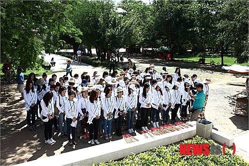 【프놈펜=뉴시스】이재훈 기자 = 지난달 제66회 칸 국제영화제에서 '주목할 만한 시선'상을 받은 영화 '미싱 픽처(The Missing Picture)'는 캄보디아 영화감독 리티 판(49)의 자전적 이야기다. 1960년대 프랑스에서 교육을 받은 마르크스주의자들이 결성한 캄보디아의 혁명파 조직인 크메르 루주 정권을 다뤘다.&nbsp; 1975년부터 79년까지 캄보디아에서 벌어진 크메르 루주 대학살의 흔적과 아픔을 담은 다큐멘터리로 클레이 애니메이션 기법을 사용했다.&nbsp; '킬링필드'는 이 아픔의 사건을 일컫는 용어다. 노동자와 농민의 유토피아를 건설한다는 명분 아래 200만 명에 이르는 지식인과 부유층이 학살당한 지역들이기도 하다. 캄보디아 전역에 500곳이 넘는 킬링필드가 있는 것으로 알려졌다.&nbsp;&nbsp; 캄보디아를 방문 중인 월드미스유니버시티(WMU) 한국대회 준비위원회(단장 이승민)는 현지 봉사활동에 앞서 27일 오후 프놈펜 지역의 킬링필드를 찾았다.&nbsp; WMU 세계대회에 참가할 한국대표 선발에 앞서 1000명의 지원자 중 예선을 통과한 여대생 80명과 의료진 등 약 120명은 엄숙한 분위기 속에서 1시간 가량 킬링필드를 둘러봤다.&nbsp; 여대생 80명은 안애원이 크메르 루주 정권의 악행과 캄보디아의 아픔을 이야기하자 탄식을 내뱉었다. 특히, 여성과 아기들이 무참히 살해당한 사실을 전해들을 때는 얼굴을 찡그리고 눈물을 글썽였다. 희생자의 목을 자르는데 사용했다는 야자수의 줄기 가장자리를 보여주자 고개를 옆으로 떨구는 이들도 있었다.&nbsp;&nbsp; 마지막으로 여대생 80명은 희생자들의 유골을 모은 위령탑에서 약 3분간 묵념했다. 고개를 숙이고 희생자들을 위해 기도하며 고인들의 넋을 달랬다.&nbsp;&nbsp; 이에 앞서 오전에는 주로 지식인들이 킬링필드에 끌려오기 전 고문을 당한 프놈펜의 '투올 슬렝 대학살박물관'을 방문했다. 엄숙한 표정으로 건물의 구석구석을 살폈다. 자신들과 비슷한 젊은 나이에 희생 당한 여성의 사진 앞에서 한 동안 자리를 뜨지 못하는 이들도 있었다.&nbsp;&nbsp;&nbsp; 조수민(25·연세대 약학)씨는 "너무 마음이 아파서 안타까웠고, 현장을 제대로 바라보기가 어려웠다"면서 "말로만 듣던 곳을 직접 찾아 오니 고통과 아픔이 더 절절하게 느껴진다"고 말했다.&nbsp; 박은홍(25·가톨릭대 의류·종교학)씨는 "우리나라와 동시대에 억울하고 안타까운 일을 당했다는 사실이 더 슬프다"면서 "캄보디아 사람들이 이 아픔을 딛고 위로를 받아나갔으면 한다"고 바랐다.&nbsp;&nbsp; 한편, 봉사단은 28일부터 본격적인 봉사활동에 돌입한다. 7월2일까지 우물 파기, 의료 봉사, 초등학교 수업 등 다양한 봉사를 한다. 한복 패션쇼, 훈센 총리의 장남 훈마넷 장관이 주관하는 WMU 캄보디아대회(현지예선) 참석 등을 통해 한국을 알릴 예정이다. 캄보디아 대학생들과 경제 포럼도 연다.&nbsp; realpaper7@newsis.com 