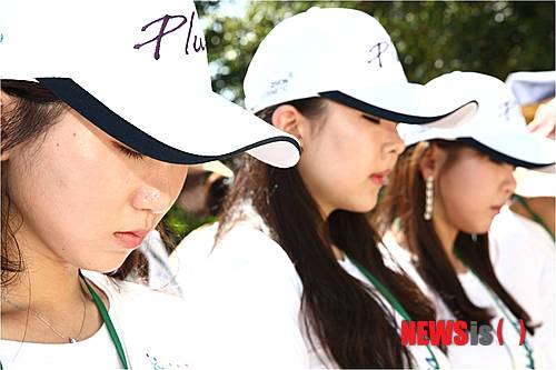 【프놈펜=뉴시스】이재훈 기자 = 지난달 제66회 칸 국제영화제에서 '주목할 만한 시선'상을 받은 영화 '미싱 픽처(The Missing Picture)'는 캄보디아 영화감독 리티 판(49)의 자전적 이야기다. 1960년대 프랑스에서 교육을 받은 마르크스주의자들이 결성한 캄보디아의 혁명파 조직인 크메르 루주 정권을 다뤘다.&nbsp; 1975년부터 79년까지 캄보디아에서 벌어진 크메르 루주 대학살의 흔적과 아픔을 담은 다큐멘터리로 클레이 애니메이션 기법을 사용했다.&nbsp; '킬링필드'는 이 아픔의 사건을 일컫는 용어다. 노동자와 농민의 유토피아를 건설한다는 명분 아래 200만 명에 이르는 지식인과 부유층이 학살당한 지역들이기도 하다. 캄보디아 전역에 500곳이 넘는 킬링필드가 있는 것으로 알려졌다.&nbsp;&nbsp; 캄보디아를 방문 중인 월드미스유니버시티(WMU) 한국대회 준비위원회(단장 이승민)는 현지 봉사활동에 앞서 27일 오후 프놈펜 지역의 킬링필드를 찾았다.&nbsp; WMU 세계대회에 참가할 한국대표 선발에 앞서 1000명의 지원자 중 예선을 통과한 여대생 80명과 의료진 등 약 120명은 엄숙한 분위기 속에서 1시간 가량 킬링필드를 둘러봤다.&nbsp; 여대생 80명은 안애원이 크메르 루주 정권의 악행과 캄보디아의 아픔을 이야기하자 탄식을 내뱉었다. 특히, 여성과 아기들이 무참히 살해당한 사실을 전해들을 때는 얼굴을 찡그리고 눈물을 글썽였다. 희생자의 목을 자르는데 사용했다는 야자수의 줄기 가장자리를 보여주자 고개를 옆으로 떨구는 이들도 있었다.&nbsp;&nbsp; 마지막으로 여대생 80명은 희생자들의 유골을 모은 위령탑에서 약 3분간 묵념했다. 고개를 숙이고 희생자들을 위해 기도하며 고인들의 넋을 달랬다.&nbsp;&nbsp; 이에 앞서 오전에는 주로 지식인들이 킬링필드에 끌려오기 전 고문을 당한 프놈펜의 '투올 슬렝 대학살박물관'을 방문했다. 엄숙한 표정으로 건물의 구석구석을 살폈다. 자신들과 비슷한 젊은 나이에 희생 당한 여성의 사진 앞에서 한 동안 자리를 뜨지 못하는 이들도 있었다.&nbsp;&nbsp;&nbsp; 조수민(25·연세대 약학)씨는 "너무 마음이 아파서 안타까웠고, 현장을 제대로 바라보기가 어려웠다"면서 "말로만 듣던 곳을 직접 찾아 오니 고통과 아픔이 더 절절하게 느껴진다"고 말했다.&nbsp; 박은홍(25·가톨릭대 의류·종교학)씨는 "우리나라와 동시대에 억울하고 안타까운 일을 당했다는 사실이 더 슬프다"면서 "캄보디아 사람들이 이 아픔을 딛고 위로를 받아나갔으면 한다"고 바랐다.&nbsp;&nbsp; 한편, 봉사단은 28일부터 본격적인 봉사활동에 돌입한다. 7월2일까지 우물 파기, 의료 봉사, 초등학교 수업 등 다양한 봉사를 한다. 한복 패션쇼, 훈센 총리의 장남 훈마넷 장관이 주관하는 WMU 캄보디아대회(현지예선) 참석 등을 통해 한국을 알릴 예정이다. 캄보디아 대학생들과 경제 포럼도 연다.&nbsp; realpaper7@newsis.com 