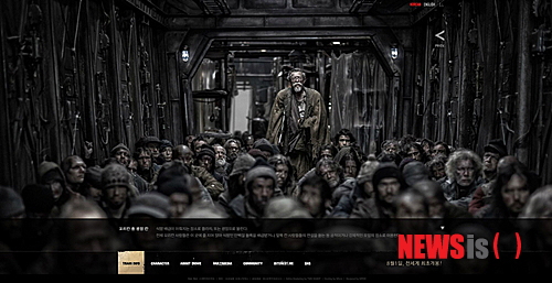 【서울=뉴시스】박영주 기자 = 봉준호(44) 감독의 할리우드 진출작 '설국열차'가 기차 내부를 볼 수 있는 홈페이지를 개설했다.&nbsp; 세계 관객들과 소통하기 위해 한국어와 영문 버전으로 만든 '설국열차' 홈페이지는 유저가 열차 안으로 걸어 들어가는 가상체험을 제공한다.&nbsp; 과밀인원, 물 부족, 난방미비로 위생과 주거 등 모든 환경이 최악인 맨 뒤쪽 꼬리칸과 기차 밖의 얼음을 깨뜨려 정화한 후 앞쪽칸으로 깨끗한 물을 공급하는 물공급칸을 지나면 앞쪽칸이 나온다. 과시용으로 만들어진 초록 식물로 가득한 온실칸, 열차의 역사나 윌포드에 대한 찬양 논리 등을 교육받는 교실칸 등 꼬리칸과 대비되는 볼거리들이 화려하다.&nbsp; 꼬리칸에 이어 7월3일부터 다른 칸들보 보여줄 예정이다.&nbsp; '설국열차'는 미래의 빙하기에 살아남은 사람들이 기차라는 한정된 공간에서 생활하면서 지배하는 자와 억압받는 자들 사이에 벌이는 싸움을 그렸다. 순제작비 400억원이 든 대작이다.&nbsp; 송강호(46), 고아성(21), 크리스 에번스(32), 틸다 스윈턴(53), 제이미 벨(27) 등이 출연했다. 국내에서는 8월1일 개봉한다.&nbsp; gogogirl@newsis.com