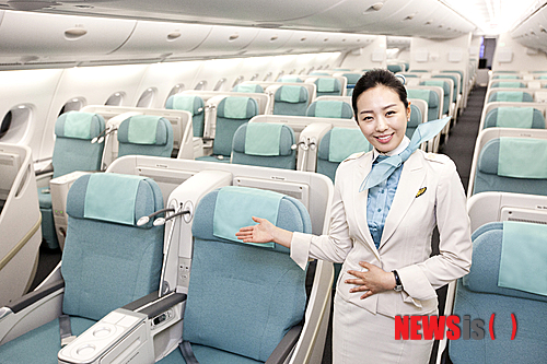 【서울=뉴시스】 휴가철을 맞아 대한항공 의료전문기관 '항공의료센터' 전문가들이 28일 기내에서의 건강관리 요령을 제시했다. 사진은 대한항공 A380기내 모습.(사진제공=대한항공)