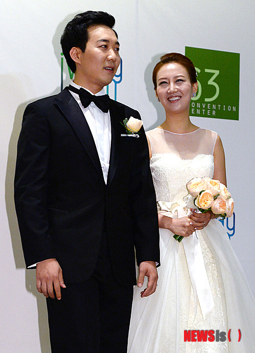 【서울=뉴시스】박동욱 기자 = KBS아나운서 도경완과 가수 장윤정이 28일 오전 서울 여의도 63빌딩에서 열린 결혼식 기자회견에서 포즈를 취하고 있다. 2013.06.28. fufus@newsis.com