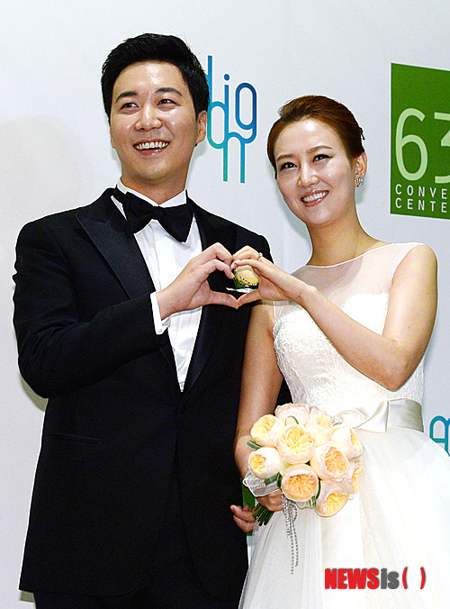【서울=뉴시스】박동욱 기자 = KBS아나운서 도경완과 가수 장윤정이 28일 오전 서울 여의도 63빌딩에서 열린 결혼식 기자회견에서 포즈를 취하고 있다. 2013.06.28.&nbsp; fufus@newsis.com