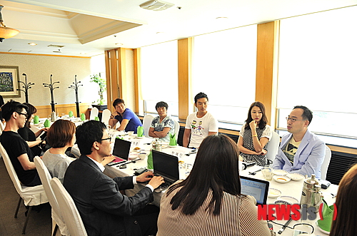 【서울=뉴시스】유상우 기자 = MBC TV 예능프로그램 ‘파이널 어드벤처’가 고개를 절레절레 흔들었다. “태국과 사이판은 다시는 가고 싶지 않다”고 토로할 정도다.&nbsp; 레슬링스타 심권호(41)는 “처음에는 여행한다는 생각으로 시작했는데 그게 아니었다”며 “이 프로그램 출연 이후 태국과 사이판은 가고 싶지 않은 나라가 됐다”며 웃었다. “운동할 때도 흘리지 않았던 침을 이번에 흘려봤다”고 할 만큼 힘들었다. 시즌 2가 제작된다면? “할 생각 없다”고 답했다.&nbsp; 축구스타 유상철(42)도 “더는 경험하기 싫다”는 마음이다. “단순히 레이스만 한다면 모르겠지만, 숲과 물 등 등 각종 장애물이 있어 보통 힘든 게 아니었다”며 “다시 하겠느냐고 묻는다면 하고 싶다는 말이 나올 것 같지 않다”고 덧붙였다.&nbsp; 모델 겸 탤런트 류태준(42)의 마음도 같다. “처음에는 장난 반으로 시작했는데 장난이 아니었다. 체력도 안 됐고 평소 해보지 않은 것들이라 쉽지 않았다. 정글이 싫다”고 토로했다. “그래도 고생한 만큼 재미도 있었다”며 위안으로 삼았다.&nbsp; 부상도 발생했다. 평발이라는 그는 “발톱이 빠지고 발바닥이 껍질이 벗겨져 치료를 받고 있다”고 밝혔다. 특히 코끼리 배설물에 빠지는 바람에 코끼리 ‘똥독’이 올랐다고 털어놨다. “귀국해서 병원에 갔더니 의사가 ‘몸에 독이 오른 것 같다’고 심각하게 말했다”는 것이다. “간척지에서 임무를 수행 중 진흙과 코끼리 배설물이 구분이 안 돼 빠진 것”이라며 “문제는 씻지도 못하고 네다섯 시간 동안 뛰다 보니 문제가 생긴 것”이라고 전했다.&nbsp; 얻은 것도 있다. 체력과 자신감, 우정이다. “이 프로그램을 통해 어떤 환경을 줘도 할 수 있다는 자신감이 생겼다. 또 촬영은 힘들었지만 끝나고 나서 웨이트를 하다 보니 체력과 지구력이 더 좋아졌다”고 반겼다.&nbsp; 류태준은 “파이널 어드벤처의 매력은 두려움을 없애준 프로그램이라는 것”이라고 총평하기도 했다. “나이도 있고 연기를 한 지도 오래되다 보니 그동안 쉽고 편한 것만 하려고 했는데 이제는 새로움에 대한 두려움이 없어졌다. 조금만 더 늦게 이 프로그램을 접했다면 아마 못했을 수도 있을 것이다. 지금 나이에 잘했던 것 같다”며 흡족해했다. 체력은 “평소 턱걸이 열 개 정도 했는데 지금은 스물한 개나 한다. 늦잠도 없어졌다”고 자랑했다.&nbsp; 패션모델 한혜진(30)은 “다시 하자고 하면 안 할 것”이라고 손사래를 쳤다. “출연 전보다 3㎏이 빠졌다”면서 “억울한 것은 열심히 뛰고 정말 힘들었던 장면이 담기지 않은 것”이라며 “그래도 살면서 한 번도 해보지 않은 새로운 경험을 해봤다”고 깔깔거렸다.&nbsp; 안수영 CP는 “생각보다 모델 한혜진·류설미 팀이 체력이 가장 좋았다”고 알렸다. “처음에는 류태준과 조성모에 큰 기대를 걸었는데 레이스에 들어가니 여자 멤버들이 더 잘했다. 건강관리를 잘해서인지 근력보다 지구력이 좋았다”고 칭찬했다.&nbsp; 안 CP는 “외국에서 촬영하다 보니 시행착오도 많았고 출연자들이 이곳저곳 다친 곳도 많지만 열심히 잘 해줘 좋은 그림이 나왔다”면서도 “편집 과정에서 힘든 장면을 많이 담지 못해 아쉽긴 하다”고 미안해했다.&nbsp; ‘파이널 어드벤처’는 태국과 사이판에서 2인으로 구성된 7개팀이 펼치는 서바이벌 프로그램이다. 신체적, 정신적 한계를 시험하는 임무를 통해 고난을 극복하는 모습을 보여준다.&nbsp; 조성모·류태준(1조), 줄리엔 강·정가람(2조), 심권호·장윤경(3조), 토니 안·희철(4조), 황인영·이본(5조), 한혜진·류설미(6조), 유상철·김주경(7조) 등이 출연한다. 진행은 MC 김성주(41)가 맡았다.&nbsp; 금요일 밤 10시에 방송한다.&nbsp; swryu@newsis.com