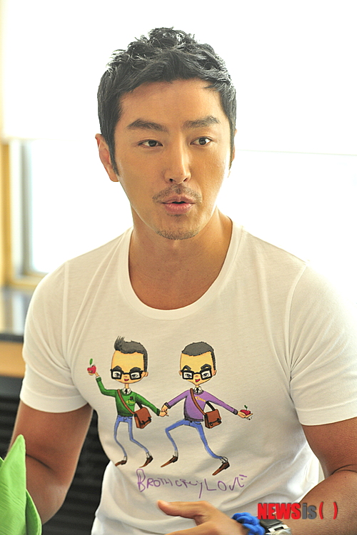 【서울=뉴시스】유상우 기자 = MBC TV 예능프로그램 ‘파이널 어드벤처’가 고개를 절레절레 흔들었다. “태국과 사이판은 다시는 가고 싶지 않다”고 토로할 정도다.&nbsp; 레슬링스타 심권호(41)는 “처음에는 여행한다는 생각으로 시작했는데 그게 아니었다”며 “이 프로그램 출연 이후 태국과 사이판은 가고 싶지 않은 나라가 됐다”며 웃었다. “운동할 때도 흘리지 않았던 침을 이번에 흘려봤다”고 할 만큼 힘들었다. 시즌 2가 제작된다면? “할 생각 없다”고 답했다.&nbsp; 축구스타 유상철(42)도 “더는 경험하기 싫다”는 마음이다. “단순히 레이스만 한다면 모르겠지만, 숲과 물 등 등 각종 장애물이 있어 보통 힘든 게 아니었다”며 “다시 하겠느냐고 묻는다면 하고 싶다는 말이 나올 것 같지 않다”고 덧붙였다.&nbsp; 모델 겸 탤런트 류태준(42)의 마음도 같다. “처음에는 장난 반으로 시작했는데 장난이 아니었다. 체력도 안 됐고 평소 해보지 않은 것들이라 쉽지 않았다. 정글이 싫다”고 토로했다. “그래도 고생한 만큼 재미도 있었다”며 위안으로 삼았다.&nbsp; 부상도 발생했다. 평발이라는 그는 “발톱이 빠지고 발바닥이 껍질이 벗겨져 치료를 받고 있다”고 밝혔다. 특히 코끼리 배설물에 빠지는 바람에 코끼리 ‘똥독’이 올랐다고 털어놨다. “귀국해서 병원에 갔더니 의사가 ‘몸에 독이 오른 것 같다’고 심각하게 말했다”는 것이다. “간척지에서 임무를 수행 중 진흙과 코끼리 배설물이 구분이 안 돼 빠진 것”이라며 “문제는 씻지도 못하고 네다섯 시간 동안 뛰다 보니 문제가 생긴 것”이라고 전했다.&nbsp; 얻은 것도 있다. 체력과 자신감, 우정이다. “이 프로그램을 통해 어떤 환경을 줘도 할 수 있다는 자신감이 생겼다. 또 촬영은 힘들었지만 끝나고 나서 웨이트를 하다 보니 체력과 지구력이 더 좋아졌다”고 반겼다.&nbsp; 류태준은 “파이널 어드벤처의 매력은 두려움을 없애준 프로그램이라는 것”이라고 총평하기도 했다. “나이도 있고 연기를 한 지도 오래되다 보니 그동안 쉽고 편한 것만 하려고 했는데 이제는 새로움에 대한 두려움이 없어졌다. 조금만 더 늦게 이 프로그램을 접했다면 아마 못했을 수도 있을 것이다. 지금 나이에 잘했던 것 같다”며 흡족해했다. 체력은 “평소 턱걸이 열 개 정도 했는데 지금은 스물한 개나 한다. 늦잠도 없어졌다”고 자랑했다.&nbsp; 패션모델 한혜진(30)은 “다시 하자고 하면 안 할 것”이라고 손사래를 쳤다. “출연 전보다 3㎏이 빠졌다”면서 “억울한 것은 열심히 뛰고 정말 힘들었던 장면이 담기지 않은 것”이라며 “그래도 살면서 한 번도 해보지 않은 새로운 경험을 해봤다”고 깔깔거렸다.&nbsp; 안수영 CP는 “생각보다 모델 한혜진·류설미 팀이 체력이 가장 좋았다”고 알렸다. “처음에는 류태준과 조성모에 큰 기대를 걸었는데 레이스에 들어가니 여자 멤버들이 더 잘했다. 건강관리를 잘해서인지 근력보다 지구력이 좋았다”고 칭찬했다.&nbsp; 안 CP는 “외국에서 촬영하다 보니 시행착오도 많았고 출연자들이 이곳저곳 다친 곳도 많지만 열심히 잘 해줘 좋은 그림이 나왔다”면서도 “편집 과정에서 힘든 장면을 많이 담지 못해 아쉽긴 하다”고 미안해했다.&nbsp; ‘파이널 어드벤처’는 태국과 사이판에서 2인으로 구성된 7개팀이 펼치는 서바이벌 프로그램이다. 신체적, 정신적 한계를 시험하는 임무를 통해 고난을 극복하는 모습을 보여준다.&nbsp; 조성모·류태준(1조), 줄리엔 강·정가람(2조), 심권호·장윤경(3조), 토니 안·희철(4조), 황인영·이본(5조), 한혜진·류설미(6조), 유상철·김주경(7조) 등이 출연한다. 진행은 MC 김성주(41)가 맡았다.&nbsp; 금요일 밤 10시에 방송한다.&nbsp; swryu@newsis.com