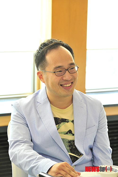 【서울=뉴시스】유상우 기자 = MBC TV 예능프로그램 ‘파이널 어드벤처’가 고개를 절레절레 흔들었다. “태국과 사이판은 다시는 가고 싶지 않다”고 토로할 정도다.&nbsp; 레슬링스타 심권호(41)는 “처음에는 여행한다는 생각으로 시작했는데 그게 아니었다”며 “이 프로그램 출연 이후 태국과 사이판은 가고 싶지 않은 나라가 됐다”며 웃었다. “운동할 때도 흘리지 않았던 침을 이번에 흘려봤다”고 할 만큼 힘들었다. 시즌 2가 제작된다면? “할 생각 없다”고 답했다.&nbsp; 축구스타 유상철(42)도 “더는 경험하기 싫다”는 마음이다. “단순히 레이스만 한다면 모르겠지만, 숲과 물 등 등 각종 장애물이 있어 보통 힘든 게 아니었다”며 “다시 하겠느냐고 묻는다면 하고 싶다는 말이 나올 것 같지 않다”고 덧붙였다.&nbsp; 모델 겸 탤런트 류태준(42)의 마음도 같다. “처음에는 장난 반으로 시작했는데 장난이 아니었다. 체력도 안 됐고 평소 해보지 않은 것들이라 쉽지 않았다. 정글이 싫다”고 토로했다. “그래도 고생한 만큼 재미도 있었다”며 위안으로 삼았다.&nbsp; 부상도 발생했다. 평발이라는 그는 “발톱이 빠지고 발바닥이 껍질이 벗겨져 치료를 받고 있다”고 밝혔다. 특히 코끼리 배설물에 빠지는 바람에 코끼리 ‘똥독’이 올랐다고 털어놨다. “귀국해서 병원에 갔더니 의사가 ‘몸에 독이 오른 것 같다’고 심각하게 말했다”는 것이다. “간척지에서 임무를 수행 중 진흙과 코끼리 배설물이 구분이 안 돼 빠진 것”이라며 “문제는 씻지도 못하고 네다섯 시간 동안 뛰다 보니 문제가 생긴 것”이라고 전했다.&nbsp; 얻은 것도 있다. 체력과 자신감, 우정이다. “이 프로그램을 통해 어떤 환경을 줘도 할 수 있다는 자신감이 생겼다. 또 촬영은 힘들었지만 끝나고 나서 웨이트를 하다 보니 체력과 지구력이 더 좋아졌다”고 반겼다.&nbsp; 류태준은 “파이널 어드벤처의 매력은 두려움을 없애준 프로그램이라는 것”이라고 총평하기도 했다. “나이도 있고 연기를 한 지도 오래되다 보니 그동안 쉽고 편한 것만 하려고 했는데 이제는 새로움에 대한 두려움이 없어졌다. 조금만 더 늦게 이 프로그램을 접했다면 아마 못했을 수도 있을 것이다. 지금 나이에 잘했던 것 같다”며 흡족해했다. 체력은 “평소 턱걸이 열 개 정도 했는데 지금은 스물한 개나 한다. 늦잠도 없어졌다”고 자랑했다.&nbsp; 패션모델 한혜진(30)은 “다시 하자고 하면 안 할 것”이라고 손사래를 쳤다. “출연 전보다 3㎏이 빠졌다”면서 “억울한 것은 열심히 뛰고 정말 힘들었던 장면이 담기지 않은 것”이라며 “그래도 살면서 한 번도 해보지 않은 새로운 경험을 해봤다”고 깔깔거렸다.&nbsp; 안수영 CP는 “생각보다 모델 한혜진·류설미 팀이 체력이 가장 좋았다”고 알렸다. “처음에는 류태준과 조성모에 큰 기대를 걸었는데 레이스에 들어가니 여자 멤버들이 더 잘했다. 건강관리를 잘해서인지 근력보다 지구력이 좋았다”고 칭찬했다.&nbsp; 안 CP는 “외국에서 촬영하다 보니 시행착오도 많았고 출연자들이 이곳저곳 다친 곳도 많지만 열심히 잘 해줘 좋은 그림이 나왔다”면서도 “편집 과정에서 힘든 장면을 많이 담지 못해 아쉽긴 하다”고 미안해했다.&nbsp; ‘파이널 어드벤처’는 태국과 사이판에서 2인으로 구성된 7개팀이 펼치는 서바이벌 프로그램이다. 신체적, 정신적 한계를 시험하는 임무를 통해 고난을 극복하는 모습을 보여준다.&nbsp; 조성모·류태준(1조), 줄리엔 강·정가람(2조), 심권호·장윤경(3조), 토니 안·희철(4조), 황인영·이본(5조), 한혜진·류설미(6조), 유상철·김주경(7조) 등이 출연한다. 진행은 MC 김성주(41)가 맡았다.&nbsp; 금요일 밤 10시에 방송한다.&nbsp; swryu@newsis.com