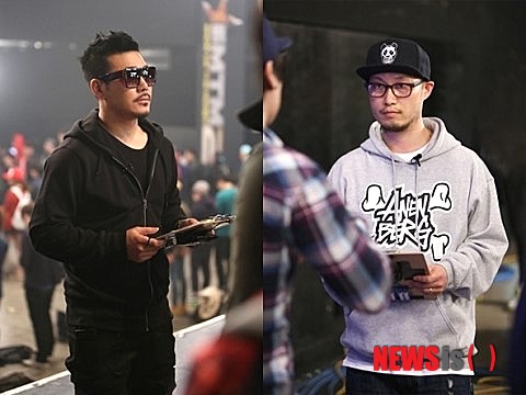 【서울=뉴시스】김정환 기자 = 듀오 ‘듀스’ 출신 이현도(41) 프로듀서가 이끄는 ‘D.O 크루’와 MC메타(42) 프로듀서가 지휘하는 ‘메타크루’가 맞붙는다.&nbsp; 래퍼 서바이벌 프로그램인 엠넷 ‘쇼미더머니2’에서 28일 밤 11시 두 팀이 첫 공연을 펼친다.&nbsp; 지난 방송에서 D.O크루에 렉시, 배치기, 스윙스, 킹콩, 딘딘, 칸토, 조우진 등이, 메타크루에는 아웃사이더, 소울다이브, 매드클라운, 지조, 제이켠, 우탄, 콸라 등이 합류했다.&nbsp; 이번 방송에서는 각 래퍼가 자신이 속한 크루의 색깔을 담은 공연으로 경쟁한다.&nbsp; 첫 공연의 주제는 ‘이츠 미(It’s Me)’다. 가장 자신 있는 스킬과 스타일의 랩을 택해 음악적 정체성과 크루의 스타일을 드러낸다.&nbsp; 크루별로 한 팀씩 차례로 무대에 올라 1대 1 배틀을 벌이는 방식이다. 승패는 관객 200명의 투표로 결정된다. 관객들은 배틀 무대를 지켜본 뒤 더 좋았던 무대에 공연 지원금을 주게 된다. 모든 공연이 끝난 뒤 크루별로 각 래퍼가 받은 공연 지원금을 합산한다. 공연 지원금이 적은 크루에서도 가장 적은 지원금을 받은 래퍼 1명이 탈락한다.&nbsp; ‘쇼미더머니2’는 총 5차례 공연한다. 2회부터는 각 크루 소속 래퍼들끼리 컬래버레이션도 가능하다. 8월2일 방송에서 최종 우승자가 결정된다. 총상금(공연 지원금)은 1억원이며 각 래퍼는 각 공연에서 관객들이 자신에게 지정해준 공연 지원금을 챙길 수 있다.&nbsp; ace@newsis.com