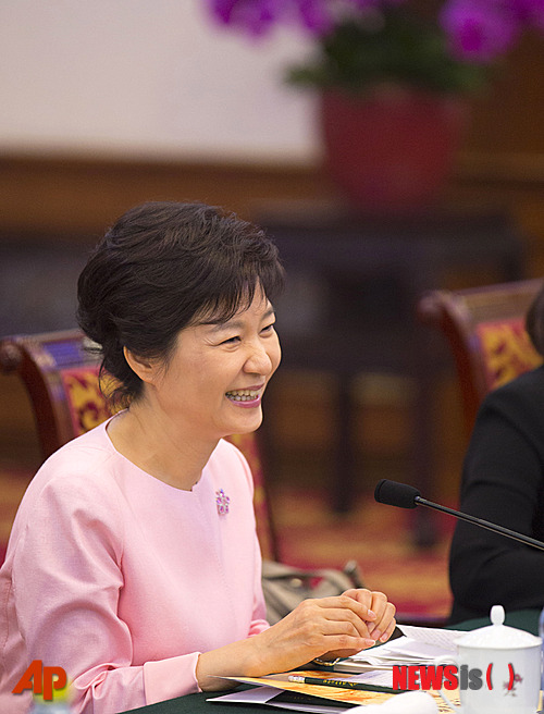 【서울=뉴시스】유상우 기자 = KTV는 1일 오후 2시 박근혜 대통령 중국 국빈방문 특집 프로그램 ‘한·중 정상회담 성과와 의미’를 방송한다.&nbsp; 권병현 전 주중대사와 이태환 세종연구소 중국연구세터장과 함께 박 대통령의 정상회담의 성과와 의미 등을 짚는다. 또 국빈방문기간 파격적인 환대와 두 정상 간의 친밀도 등 정상회담의 전반적인 분위기를 알아본다. 북의 핵 도발과 관련, 중국의 처지에 어떤 변화가 있는지 등도 평가한다.&nbsp; 오후 8시에는 중국 방문의 의미와 한중관계 청사진을 제시하는 ‘한중관계, 신뢰외교의 새 역사를 쓰다’를 내보낸다.&nbsp;&nbsp; 박 대통령은 6월 27일부터 30일까지 시진핑 국가 주석의 초청으로 중국을 국빈 방문했다.&nbsp; swryu@newsis.com 