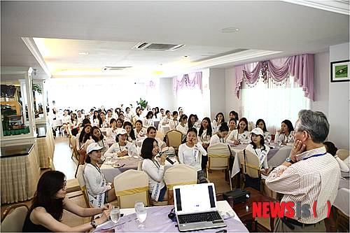 【프놈펜=뉴시스】이재훈 기자 = 캄보디아를 방문 중인 '월드 미스 유니버시티'(세계대학생평화봉사사절단·단장 이승민) 코리아 2013 참가자들이 현지 봉사를 앞두고 소양을 다졌다.&nbsp; 월드미스유니버시티(WMU) 세계대회에 참가할 한국대표 선발에 앞서 1000명의 지원자 중 예선을 통과한 여대생 80명은 28일 오후 프놈펜 그린 팰리스 호텔에서 강연을 들었다.&nbsp;&nbsp; iMBC 최고운영책임자(COO) 출신인 이문노 지본 코스메틱 부사장, 전문토털웨딩숍 아뜰리에드 망고 오진한 대표, 홍보사 라온위즈 대표 겸 월드미스유니버시티 김수민 홍보위원장 등이 강의했다.&nbsp; 이 부사장은 "평소 성품을 다지는 훈련을 해라", 오 대표는 "외모 뿐 아니라 이미지를 관리해야 한다", 김 위원장은 '지금은 스피치 시대, 말의 힘과 공감 스피치' 등을 주제로 40분씩 특강했다.&nbsp; 여대생들은 강연자들의 말을 진지하게 듣고 메모하며 봉사사절단의 소임을 되새겼다. WMU 세계대회는 세계대학생평화봉사사절단 선발을 위한 것이다. 1986년 UN 세계평화의해를 기념하는 의미도 있다.&nbsp; 여대생들은 29일 오전부터 본격적인 봉사활동에 들어간다. 같은 날 프놈펜에서 한복 패션쇼도 연다. 7월2일까지 의료 봉사, 초등학교 수업 등 다양한 봉사를 한다. 훈센 총리의 장남 훈마넷 장관이 주관하는 WMU 캄보디아대회(현지예선) 참석 등을 통해 한국을 알릴 예정이다.&nbsp; realpaper7@newsis.com 