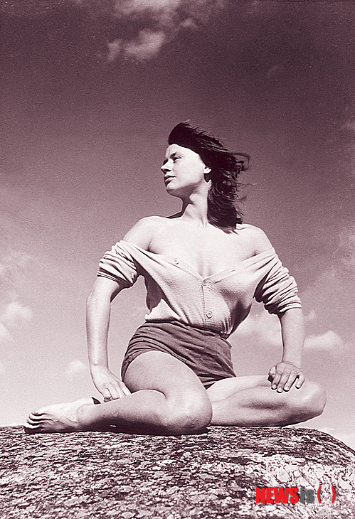 【서울=뉴시스】김태은 문화전문기자 = 많은 영화감독들이 20세기 최고 감독이라고 주저없이 손꼽는 스웨덴 거장 잉마르 베리만(1918~2007)의 초기작 가운데 하나인 ‘모니카와의 여름’(1953)은 놀랍도록 현대적이다. 관습에 따르지 않고 자기 욕망에 정직한 여성 등의 캐릭터 창조와 표현력이 60년 전 흑백영화라고는 믿어지지 않을 정도로 선구적이다. DVD로 출시된 적은 있지만 7월4일 국내최초로 정식 개봉한다.&nbsp; tekim@newsis.com