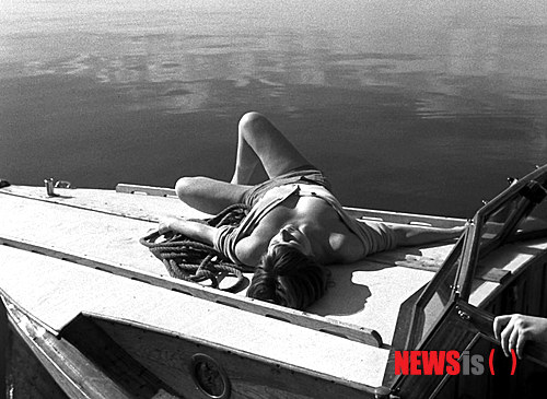 【서울=뉴시스】김태은 문화전문기자 = 많은 영화감독들이 20세기 최고 감독이라고 주저없이 손꼽는 스웨덴 거장 잉마르 베리만(1918~2007)의 초기작 가운데 하나인 ‘모니카와의 여름’(1953)은 놀랍도록 현대적이다. 관습에 따르지 않고 자기 욕망에 정직한 여성 등의 캐릭터 창조와 표현력이 60년 전 흑백영화라고는 믿어지지 않을 정도로 선구적이다. DVD로 출시된 적은 있지만 7월4일 국내최초로 정식 개봉한다.&nbsp; tekim@newsis.com