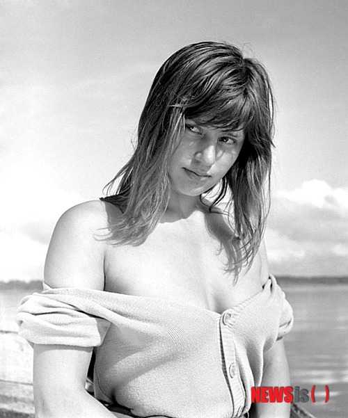 【서울=뉴시스】김태은 문화전문기자 = 많은 영화감독들이 20세기 최고 감독이라고 주저없이 손꼽는 스웨덴 거장 잉마르 베리만(1918~2007)의 초기작 가운데 하나인 ‘모니카와의 여름’(1953)은 놀랍도록 현대적이다. 관습에 따르지 않고 자기 욕망에 정직한 여성 등의 캐릭터 창조와 표현력이 60년 전 흑백영화라고는 믿어지지 않을 정도로 선구적이다. DVD로 출시된 적은 있지만 7월4일 국내최초로 정식 개봉한다.&nbsp; tekim@newsis.com