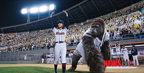 【서울=뉴시스】김정환 기자 = 7월17일 개봉하는 스포츠 휴먼 영화 ‘미스터 고’(제작 덱스터스튜디오, 제공·배급 쇼박스)는 314만명을 들인 ‘오! 브라더스’(2003), 622만명을 모은 ‘미녀는 괴로워’(2006), 848만명을 앉힌 ‘국가대표’(2009) 등 히트작 제조기 김용화(42) 감독의 4년만의 신작이다, 순제작비만 225억원에 달하는 초대작, 중국이 제작비의 25%를 투자하고 한·중 동시개봉(중국 5000개관 이상) 등으로 기대를 모으고 있다. ace@newsis.com