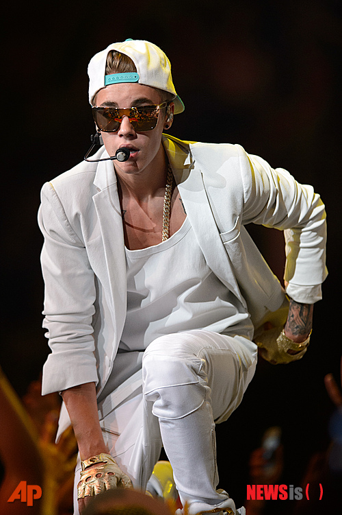 【서울=뉴시스】이재훈 기자 = 캐나다 팝스타 저스틴 비버(19)가 우리나라에 온다.&nbsp; 공연기획사 액세스ENT에 따르면, 비버는 10월10일 서울 올림픽공원 체조경기장에서 '저스틴 비버 첫 내한공연-빌리브 월드 투어 위드 AIA생명 리얼 뮤직'으로 한국 팬들을 만난다.&nbsp; 드럼, 기타, 피아노를 독학으로 익힌 싱어송라이터이기도 한 비버는12세에 영상사이트 유튜브에 업로드한 영상이 단숨에 5000만 조회수를 돌파하며 주목 받았다.&nbsp; 이를 계기로 국내에서는 월드스타 싸이(36)의 미국 매니저로 잘 알려진 스쿠터 브라운(32)과 계약을 맺었다. 2010년 데뷔앨범 '마이 월드 2.0'부터 올해 '빌리브 어쿠스틱'까지 4년 연속 빌보드 앨범차트 1위를 차지했다.&nbsp; 19세가 되기 전, 빌보드 정상을 다섯차례나 밟았다. 1963년 미국 팝스타 스티비 원더(63) 이후 가장 어린 나이에 데뷔앨범을 1위에 올린 가수로 기록됐다.&nbsp; '베이비' '뷰티 & 어 비트(Beauty And A Beat)' '보이프레드' '애즈 롱 애즈 유 러브 미, 올 어라운드 더 월드' 등의 히트곡을 보유하고 있다.&nbsp; 패션, 향수, 영화 등 다양한 분야에도 진출했다. 특히, 4천300만명의 페이스북 팬과 세계에서 가장 많은 4000만명의 트위터 팔로워 등 대중문화와 소셜미디어에도 영향력을 미치고 있다. 총 30억건 이상의 유튜브 조회수도 기록 중이다.&nbsp; 서울 공연은 지난해부터 이어지고 있는 '빌리브 월드투어'의 하나다. 모든 프로덕션이 월드투어와 동일하게 이뤄진다. 스태프 300명, 20명의 댄서와 9명의 밴드가 함께한다.&nbsp; 비버 측은 '빌리브 월드투어'를 통해 39개국 151회 공연에서 총 180만명 이상을 끌어모을 것으로 예상하고 있다.&nbsp; 이번 공연은 AIA생명이 주최하고 영국의 록밴드 '비틀스' 출신 폴 매카트니(71), 미국 록밴드 '본 조비' 등의 월드투어를 진행 중인 미국기업 AEG라이브, 액세스ENT가 주관한다.&nbsp; 티켓은 9일 낮 12시부터 인터파크에서 판다. 02-3141-3488&nbsp; realpaper7@newsis.com 