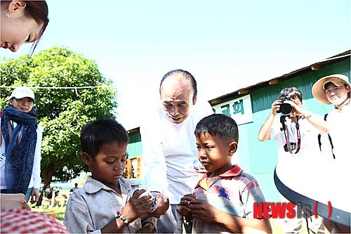 【프놈펜=뉴시스】이재훈 기자 = 캄보디아 수도 프놈펜에서 서쪽으로 43㎞ 떨어진 깜뽕쓰쁘 주 우더옹 구역 쁘리아 쓰아에 코뮌 엉끄엉 리에 사는 세라이(15·여)는 29일 오전 내내 얼굴에 미소를 머금었다.&nbsp; 공책과 연필, 필통 등이 담긴 문구 세트를 받고, 빵을 먹고, 아름다운 언니들과 사진을 촬영하며 즐거운 한때를 보냈기 때문이다. 세라이는 "언니들이 아주 예쁘다"면서 "이렇게 찾아와줘서 고맙다"고 말했다.&nbsp; 캄보디아를 방문 중인 '월드 미스 유니버시티'(세계대학생평화봉사사절단) 코리아 2013 참가자들이 현지 어린이들과 교감했다.&nbsp; 월드미스유니버시티(WMU) 세계대회에 참가할 한국대표 선발에 앞서 1000명의 지원자 중 예선을 통과한 여대생 77명은 현지 어린이들과 '세세세 놀이', 공놀이를 하고 함께 빵을 먹으며 눈을 맞췄다.&nbsp; 말이 통하지 않아도 문제는 없었다. 웃음과 손짓, 발짓이면 마치 오랜 기간 알고 지내온 사이처럼 다정하게 어울릴 수 있었다. 여대생들이 꼭 안아주자 어린이들 역시 그 사랑을 전달받은 듯 고사리 손에 힘을 쥐며 그녀들을 껴안았다. 굶주린 어린이들을 보고 눈물을 글썽이는 여대생들도 있었다.&nbsp;&nbsp; 우더옹 인근 1000가구의 어린이 중 130명에게 공부를 가르치고, 먹을 것을 나눠주는 제임스 강 선교사는 "예쁜 외모뿐 아니라 심성이 고운 여대생들이 찾아와서 많이 보탬이 된다"고 말했다.&nbsp; 쓰라이웬(14·여)은 "언니들을 만난 것 만으로도 기쁜데 선물까지 주니 매우 행복하다"며 눈을 반짝였다.&nbsp; 이승민 세계대학생평화봉사사절단 단장은 "월드 미스 유니버시티는 비정치, 비종교를 표방하는데 상황이 맞아 이곳에서 봉사활동을 하게 됐다"면서 "형식적이거나 생색낼 일이 아니다. 여건상 봉사활동에 많은 시간을 들이지 못해 안타깝지만, 우리를 계기로 더 많은 분들이 현지 봉사에 관심을 기울였으면 한다"고 바랐다.&nbsp; 황경민(26·이화여대 대학원 공연예술학)씨는 "아이들과 말은 통하지 않았지만 눈빛으로 통하는 무엇인가 있었다"면서 "오히려 짧게 왔다 가서 미안한다"고 전했다. "처음에는 WMU에 참가한 친구들과 경쟁심 같은 것이 있었는데 봉사활동을 등을 통해 서로를 돕는 마음을 배웠다"고 덧붙였다.&nbsp;&nbsp;&nbsp; 이하경(23·덕성여대 정보통계·경영학)씨는 "처음에는 낯설까봐 걱정했는데 아이들과 금세 친해져 다행이었다"면서 "오히려 봉사를 와서 우리가 힐링된 느낌이 든다"고 털어놓았다.&nbsp;&nbsp;&nbsp; 이날 여대생 77명과 함께 한국에서 온 연수김안과 신경환 박사, 주작나무한의원 권혁성 박사, 생기나라한의원 채기헌 박사, 함성범 선교사 등 의사 4명도 봉사활동에 동참했다. 의사들은 주민 50여명의 눈 건강상태를 점검하고 한방치료를 했고 여대생들은 이들을 도왔다.&nbsp; 마을 사람 나이(56·여)는 "눈이 많이 좋지 않아 생활이 불편했는데 한국에서 의사들과 아름다운 여대생들이 와 준 덕분에 한결 나아졌다. 기쁘다"고 말했다.&nbsp;&nbsp; 조수민(25·연세대 약학)씨는 "한국에서도 외국인 노동자들을 위해 봉사활동을 해왔는데 캄보디아 현지 인들은 여건이 더 열악하다"면서 "더 많은 도움의 손길이 이어져 이분들이 건강을 하루 빨리 되찾았으면 한다"고 기원했다.&nbsp; 김경애(24·전남대 의류학과)씨는 "시간이 너무 짧아서 많이 아쉽다. 생각보다 건강이 좋지 않은 분들이 많아 안타까웠다"면서 "봉사는 선택이 아니라 필수라는 것을 깨달아가고 있다"고 고백했다.&nbsp;&nbsp; realpaper7@newsis.com 