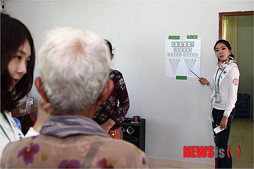 【프놈펜=뉴시스】이재훈 기자 = 캄보디아 수도 프놈펜에서 서쪽으로 43㎞ 떨어진 깜뽕쓰쁘 주 우더옹 구역 쁘리아 쓰아에 코뮌 엉끄엉 리에 사는 세라이(15·여)는 29일 오전 내내 얼굴에 미소를 머금었다.&nbsp; 공책과 연필, 필통 등이 담긴 문구 세트를 받고, 빵을 먹고, 아름다운 언니들과 사진을 촬영하며 즐거운 한때를 보냈기 때문이다. 세라이는 "언니들이 아주 예쁘다"면서 "이렇게 찾아와줘서 고맙다"고 말했다.&nbsp; 캄보디아를 방문 중인 '월드 미스 유니버시티'(세계대학생평화봉사사절단) 코리아 2013 참가자들이 현지 어린이들과 교감했다.&nbsp; 월드미스유니버시티(WMU) 세계대회에 참가할 한국대표 선발에 앞서 1000명의 지원자 중 예선을 통과한 여대생 77명은 현지 어린이들과 '세세세 놀이', 공놀이를 하고 함께 빵을 먹으며 눈을 맞췄다.&nbsp; 말이 통하지 않아도 문제는 없었다. 웃음과 손짓, 발짓이면 마치 오랜 기간 알고 지내온 사이처럼 다정하게 어울릴 수 있었다. 여대생들이 꼭 안아주자 어린이들 역시 그 사랑을 전달받은 듯 고사리 손에 힘을 쥐며 그녀들을 껴안았다. 굶주린 어린이들을 보고 눈물을 글썽이는 여대생들도 있었다.&nbsp;&nbsp; 우더옹 인근 1000가구의 어린이 중 130명에게 공부를 가르치고, 먹을 것을 나눠주는 제임스 강 선교사는 "예쁜 외모뿐 아니라 심성이 고운 여대생들이 찾아와서 많이 보탬이 된다"고 말했다.&nbsp; 쓰라이웬(14·여)은 "언니들을 만난 것 만으로도 기쁜데 선물까지 주니 매우 행복하다"며 눈을 반짝였다.&nbsp; 이승민 세계대학생평화봉사사절단 단장은 "월드 미스 유니버시티는 비정치, 비종교를 표방하는데 상황이 맞아 이곳에서 봉사활동을 하게 됐다"면서 "형식적이거나 생색낼 일이 아니다. 여건상 봉사활동에 많은 시간을 들이지 못해 안타깝지만, 우리를 계기로 더 많은 분들이 현지 봉사에 관심을 기울였으면 한다"고 바랐다.&nbsp; 황경민(26·이화여대 대학원 공연예술학)씨는 "아이들과 말은 통하지 않았지만 눈빛으로 통하는 무엇인가 있었다"면서 "오히려 짧게 왔다 가서 미안한다"고 전했다. "처음에는 WMU에 참가한 친구들과 경쟁심 같은 것이 있었는데 봉사활동을 등을 통해 서로를 돕는 마음을 배웠다"고 덧붙였다.&nbsp;&nbsp;&nbsp; 이하경(23·덕성여대 정보통계·경영학)씨는 "처음에는 낯설까봐 걱정했는데 아이들과 금세 친해져 다행이었다"면서 "오히려 봉사를 와서 우리가 힐링된 느낌이 든다"고 털어놓았다.&nbsp;&nbsp;&nbsp; 이날 여대생 77명과 함께 한국에서 온 연수김안과 신경환 박사, 주작나무한의원 권혁성 박사, 생기나라한의원 채기헌 박사, 함성범 선교사 등 의사 4명도 봉사활동에 동참했다. 의사들은 주민 50여명의 눈 건강상태를 점검하고 한방치료를 했고 여대생들은 이들을 도왔다.&nbsp; 마을 사람 나이(56·여)는 "눈이 많이 좋지 않아 생활이 불편했는데 한국에서 의사들과 아름다운 여대생들이 와 준 덕분에 한결 나아졌다. 기쁘다"고 말했다.&nbsp;&nbsp; 조수민(25·연세대 약학)씨는 "한국에서도 외국인 노동자들을 위해 봉사활동을 해왔는데 캄보디아 현지 인들은 여건이 더 열악하다"면서 "더 많은 도움의 손길이 이어져 이분들이 건강을 하루 빨리 되찾았으면 한다"고 기원했다.&nbsp; 김경애(24·전남대 의류학과)씨는 "시간이 너무 짧아서 많이 아쉽다. 생각보다 건강이 좋지 않은 분들이 많아 안타까웠다"면서 "봉사는 선택이 아니라 필수라는 것을 깨달아가고 있다"고 고백했다.&nbsp;&nbsp; realpaper7@newsis.com 