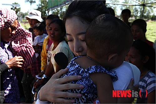 【프놈펜=뉴시스】이재훈 기자 = 캄보디아 수도 프놈펜에서 서쪽으로 43㎞ 떨어진 깜뽕쓰쁘 주 우더옹 구역 쁘리아 쓰아에 코뮌 엉끄엉 리에 사는 세라이(15·여)는 29일 오전 내내 얼굴에 미소를 머금었다.&nbsp; 공책과 연필, 필통 등이 담긴 문구 세트를 받고, 빵을 먹고, 아름다운 언니들과 사진을 촬영하며 즐거운 한때를 보냈기 때문이다. 세라이는 "언니들이 아주 예쁘다"면서 "이렇게 찾아와줘서 고맙다"고 말했다.&nbsp; 캄보디아를 방문 중인 '월드 미스 유니버시티'(세계대학생평화봉사사절단) 코리아 2013 참가자들이 현지 어린이들과 교감했다.&nbsp; 월드미스유니버시티(WMU) 세계대회에 참가할 한국대표 선발에 앞서 1000명의 지원자 중 예선을 통과한 여대생 77명은 현지 어린이들과 '세세세 놀이', 공놀이를 하고 함께 빵을 먹으며 눈을 맞췄다.&nbsp; 말이 통하지 않아도 문제는 없었다. 웃음과 손짓, 발짓이면 마치 오랜 기간 알고 지내온 사이처럼 다정하게 어울릴 수 있었다. 여대생들이 꼭 안아주자 어린이들 역시 그 사랑을 전달받은 듯 고사리 손에 힘을 쥐며 그녀들을 껴안았다. 굶주린 어린이들을 보고 눈물을 글썽이는 여대생들도 있었다.&nbsp;&nbsp; 우더옹 인근 1000가구의 어린이 중 130명에게 공부를 가르치고, 먹을 것을 나눠주는 제임스 강 선교사는 "예쁜 외모뿐 아니라 심성이 고운 여대생들이 찾아와서 많이 보탬이 된다"고 말했다.&nbsp; 쓰라이웬(14·여)은 "언니들을 만난 것 만으로도 기쁜데 선물까지 주니 매우 행복하다"며 눈을 반짝였다.&nbsp; 이승민 세계대학생평화봉사사절단 단장은 "월드 미스 유니버시티는 비정치, 비종교를 표방하는데 상황이 맞아 이곳에서 봉사활동을 하게 됐다"면서 "형식적이거나 생색낼 일이 아니다. 여건상 봉사활동에 많은 시간을 들이지 못해 안타깝지만, 우리를 계기로 더 많은 분들이 현지 봉사에 관심을 기울였으면 한다"고 바랐다.&nbsp; 황경민(26·이화여대 대학원 공연예술학)씨는 "아이들과 말은 통하지 않았지만 눈빛으로 통하는 무엇인가 있었다"면서 "오히려 짧게 왔다 가서 미안한다"고 전했다. "처음에는 WMU에 참가한 친구들과 경쟁심 같은 것이 있었는데 봉사활동을 등을 통해 서로를 돕는 마음을 배웠다"고 덧붙였다.&nbsp;&nbsp;&nbsp; 이하경(23·덕성여대 정보통계·경영학)씨는 "처음에는 낯설까봐 걱정했는데 아이들과 금세 친해져 다행이었다"면서 "오히려 봉사를 와서 우리가 힐링된 느낌이 든다"고 털어놓았다.&nbsp;&nbsp;&nbsp; 이날 여대생 77명과 함께 한국에서 온 연수김안과 신경환 박사, 주작나무한의원 권혁성 박사, 생기나라한의원 채기헌 박사, 함성범 선교사 등 의사 4명도 봉사활동에 동참했다. 의사들은 주민 50여명의 눈 건강상태를 점검하고 한방치료를 했고 여대생들은 이들을 도왔다.&nbsp; 마을 사람 나이(56·여)는 "눈이 많이 좋지 않아 생활이 불편했는데 한국에서 의사들과 아름다운 여대생들이 와 준 덕분에 한결 나아졌다. 기쁘다"고 말했다.&nbsp;&nbsp; 조수민(25·연세대 약학)씨는 "한국에서도 외국인 노동자들을 위해 봉사활동을 해왔는데 캄보디아 현지 인들은 여건이 더 열악하다"면서 "더 많은 도움의 손길이 이어져 이분들이 건강을 하루 빨리 되찾았으면 한다"고 기원했다.&nbsp; 김경애(24·전남대 의류학과)씨는 "시간이 너무 짧아서 많이 아쉽다. 생각보다 건강이 좋지 않은 분들이 많아 안타까웠다"면서 "봉사는 선택이 아니라 필수라는 것을 깨달아가고 있다"고 고백했다.&nbsp;&nbsp; realpaper7@newsis.com 