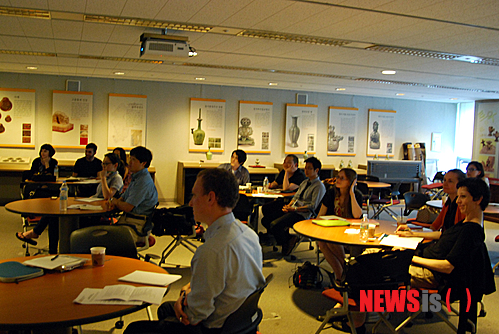 【서울=뉴시스】유상우 기자 = 국립중앙박물관은 7월 1~13일 제2회 박물관 네트워크 펠로십 프로그램(NMK 펠로십 사업)을 진행한다. NMK 펠로십 사업은 박물관 중심의 외국 한국학 분야의 차세대 전문가를 양성하기 위한 것이다. 국제 네트워크 강화와 국제교류 활성화를 통한 고급 한류 문화의 저변 확대가 목적이다. 이번 펠로십은 외국 주요 대학원의 한국학 관련 박사 과정 이상의 학생들을 대상으로 한다. 한국학 전공 교수들의 추천을 통해 14명의 연구자가 선발됐다. 독일·우크라이나·호주·스웨덴·미국·중국 등 다양한 국적으로 호주 퀸즐랜드대, 일본 도쿄대, 영국 런던대 등에서 한국 고고학과 동양 고고미술사학 등을 전공하고 있다. 참가자들은 김영나 국립중앙박물관장의 한국 근현대미술사 특강을 비롯해 한국사, 고고학, 건축, 불교 공예, 조각, 회화, 도자기, 서예, 전통 음악 등의 강의를 듣는다. 국립중앙박물관 상설전시실에 있는 유물 관람과 경복궁, 종묘, 공주 무령왕릉, 경주 석굴암 등 문화유적 탐사와 전통회화 실기 체험도 한다. swryu@newsis.com