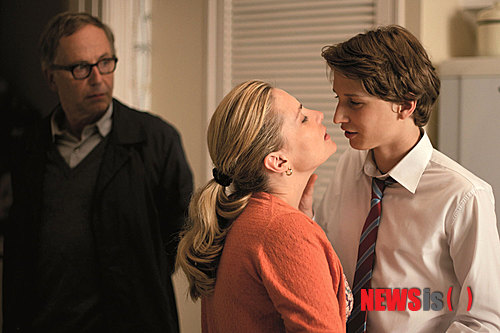 【서울=뉴시스】김태은 문화전문기자 = 이 영화, 아주 오묘하면서도 놀랍다. 동시에 재치있고 유쾌하다. 러닝타임 105분간 대체 어떻게 진행되다 끝이 날 것인지 종잡을 수 없어 스크린에서 눈을 뗄 수가 없다. 프랑스의 문제 감독 프랑수아 오종(46)의 ‘인 더 하우스’(2012)는 소소한 일상으로 미스터리 스릴러를 만들어 내는 솜씨에 혀를 내두르게 만든다. 2012 토론토영화제 국제비평가협회상, 2012 산세바스티안영화제 작품상과 감독상을 수상하고 여러 영화제에서 노미네이트된 수작이다.&nbsp; tekim@newsis.com