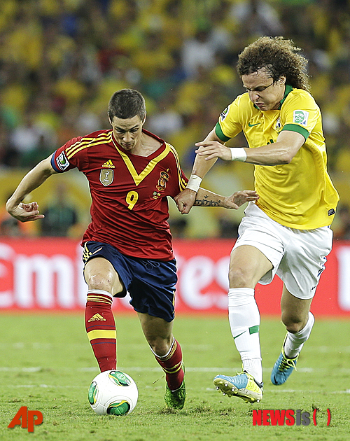 【리우데자네이루(브라질)=AP/뉴시스】 지난해 7월1일(한국시간) 브라질 리우데자네이루의 마라카낭 경기장에서 열린 2013 FIFA 컨페더레이션스컵 결승전에서 스페인의 페르난도 토레스(30)의 돌파를 브라질의 다비드 루이스(27)가 결사적으로 막고 있다. 이들은 잉글랜드 프리미어리그의 명문구단 첼시의 동료들이기도 하다.&nbsp; 브라질이 스페인에 3-0 완승, 우승했다. 
