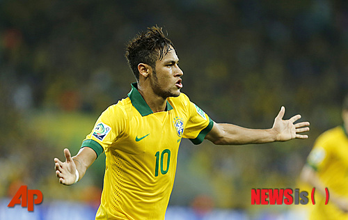 【리우데자네이루=AP/뉴시스】'브라질의 신성' 네이마르(21·FC바르셀로나)가 1일 오전 7시(한국시간) 브라질 리우데자네이루의 마라카낭경기장에서 열린 스페인과의 2013 국제축구연맹(FIFA) 컨페더레이션스컵에서 팀의 두번째 골을 성공시킨 뒤 기뻐하고 있다. 