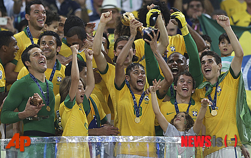 【리우데자네이루(브라질)=AP/뉴시스】 지난해 7월1일(한국시간) 브라질 리우데자네이루의 마라카낭 경기장에서 열린 2013 FIFA 컨페더레이션스컵 결승전에서 스페인을 3-0으로 완파하고 우승한 브라질 선수들이 우승컵을 들어올리며 기쁨을 만끽하고 있다.&nbsp; 우승컵은 들고 있는 선수가 '신성' 네이마르(22·FC바르셀로나)다. 