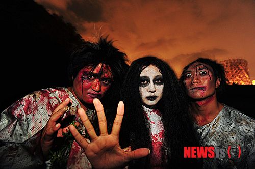 【용인=뉴시스】이정하 기자 = 에버랜드는 한여름 무더위를 한방에 날릴 오싹 공포체험 '호러 메이즈1'이 13일 개장한다고 1일 밝혔다. 호러 메이즈는 고문실, 마취실, 시체세척실 등 11개의 어두운 공포 공간을 통과하며 귀신으로 분장한 호러 연기자들에 둘러싸여 극한 공포를 체험할 수 있는 공간이다. 2013.07.01 (사진=에버랜드 제공)&nbsp; photo@newsis.com