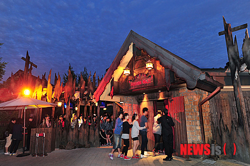 【용인=뉴시스】이정하 기자 = 에버랜드는 한여름 무더위를 한방에 날릴 오싹 공포체험 '호러 메이즈1'이 13일 개장한다고 1일 밝혔다. 호러 메이즈는 고문실, 마취실, 시체세척실 등 11개의 어두운 공포 공간을 통과하며 귀신으로 분장한 호러 연기자들에 둘러싸여 극한 공포를 체험할 수 있는 공간이다. 2013.07.01 (사진=에버랜드 제공)&nbsp; photo@newsis.com