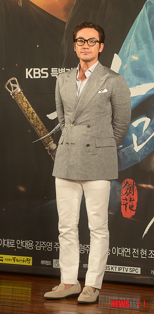 【서울=뉴시스】전진환 기자 = 1일 오후 KBS 수목드라마 ‘칼과 꽃’ 제작발표회가 열린 서울 여의도 63빌딩 컨벤션센터에서 연충역의 엄태웅이 포토타임을 갖고 있다. '칼과 꽃'은 고구려 영류왕의 딸 무영이 아버지 영류왕을 죽인 연개소문의 서자 연충과 사랑에 빠진 뒤 복수와 사랑 사이에서 번민하는 이야기다. 2013.07.01. amin2@newsis.com