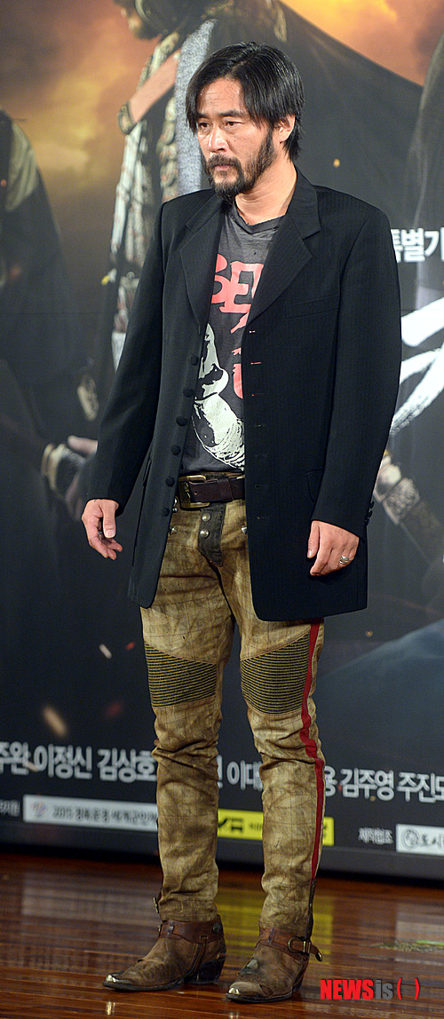 【서울=뉴시스】전진환 기자 = 1일 오후 KBS 수목드라마 ‘칼과 꽃’ 제작발표회가 열린 서울 여의도 63빌딩 컨벤션센터에서 연개소문 역의 최민수가 포토타임을 갖고 있다. '칼과 꽃'은 고구려 영류왕의 딸 무영이 아버지 영류왕을 죽인 연개소문의 서자 연충과 사랑에 빠진 뒤 복수와 사랑 사이에서 번민하는 이야기다. 2013.07.01. amin2@newsis.com