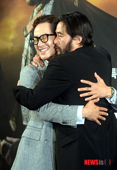 【서울=뉴시스】전진환 기자 = 1일 오후 KBS 수목드라마 ‘칼과 꽃’ 제작발표회가 열린 서울 여의도 63빌딩 컨벤션센터에서 사회자가 다정한 포즈를 요청하자 아버지 연개소문 역의 최민수가 연충 역의 엄태웅을 끌어 안고 있다. '칼과 꽃'은 고구려 영류왕의 딸 무영이 아버지 영류왕을 죽인 연개소문의 서자 연충과 사랑에 빠진 뒤 복수와 사랑 사이에서 번민하는 이야기다. 2013.07.01. amin2@newsis.com