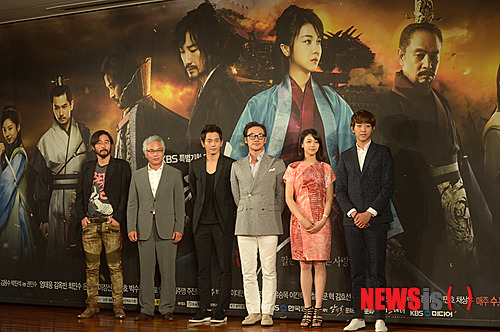 【서울=뉴시스】전진환 기자 = 1일 오후 KBS 수목드라마 ‘칼과 꽃’ 제작발표회가 열린 서울 여의도 63빌딩 컨벤션센터에서 최민수(왼쪽부터), 김영철, 온주완, 엄태웅, 김옥빈, 이정신이 포토타임을 갖고 있다. '칼과 꽃'은 고구려 영류왕의 딸 무영이 아버지 영류왕을 죽인 연개소문의 서자 연충과 사랑에 빠진 뒤 복수와 사랑 사이에서 번민하는 이야기다. 2013.07.01. amin2@newsis.com