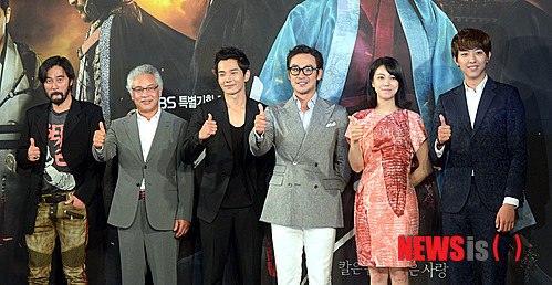 【서울=뉴시스】전진환 기자 = 1일 오후 KBS 수목드라마 ‘칼과 꽃’ 제작발표회가 열린 서울 여의도 63빌딩 컨벤션센터에서 최민수(왼쪽부터), 김영철, 온주완, 엄태웅, 김옥빈, 이정신이 포토타임을 갖고 있다. '칼과 꽃'은 고구려 영류왕의 딸 무영이 아버지 영류왕을 죽인 연개소문의 서자 연충과 사랑에 빠진 뒤 복수와 사랑 사이에서 번민하는 이야기다. 2013.07.01. amin2@newsis.com