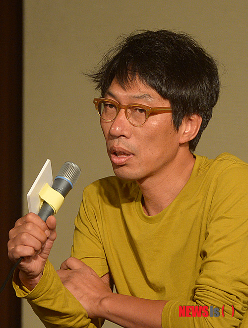 【서울=뉴시스】전진환 기자 = 1일 오후 KBS 수목드라마 ‘칼과 꽃’ 제작발표회가 열린 서울 여의도 63빌딩 컨벤션센터에서 김용수 감독이 기자들의 질문에 답하고 있다. '칼과 꽃'은 고구려 영류왕의 딸 무영이 아버지 영류왕을 죽인 연개소문의 서자 연충과 사랑에 빠진 뒤 복수와 사랑 사이에서 번민하는 이야기다. 2013.07.01. amin2@newsis.com