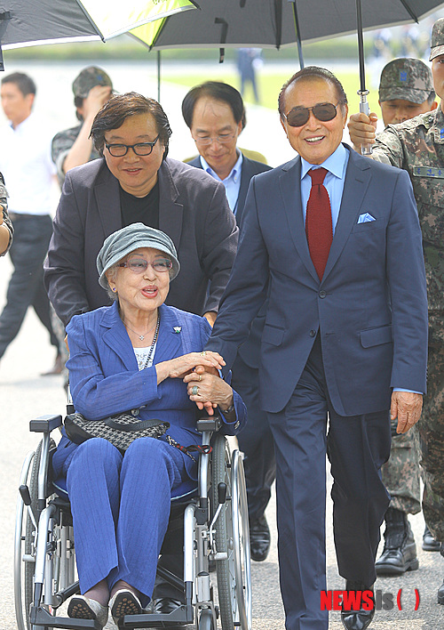 【수원=뉴시스】강종민 기자 = 영화 '빨간마후라(감독 신상옥, 1964년 개봉)'의 남녀 주연배우인 신영균, 최은희씨가 1일 오후 영화 속 배경이었던 경기 수원 공군 제10전투비행단을 찾고 있다. 2013.07.01ppkjm@newsis.com