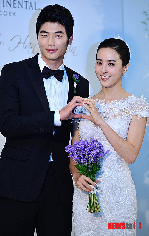 【서울=뉴시스】박문호 기자 = 축구선수 기성용과 배우 한혜진이 1일 오후 서울 강남구 삼성동 인터콘티넨탈 서울코엑스에서 결혼식을 앞두고 진행한 기자회견에서 포즈를 취하고 있다. 2013.07.01. go2@newsis.com