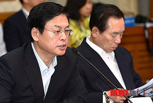 【서울=뉴시스】박동욱 기자 = 정우택 새누리당 최고위원이 2일 오전 서울 여의도 국회 귀빈식당에서 열린 새누리당 충청권 지역의원들과 현안관련 당정 간담회에 참석해 인사말을 하고 있다. 2013.07.02. fufus@newsis.com